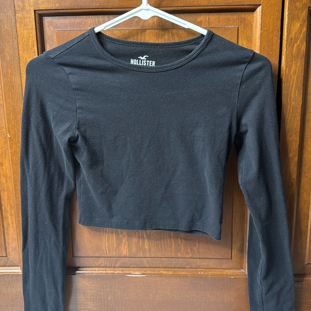 XS Black Hollister Long Sleeve Cropped Baby Tee